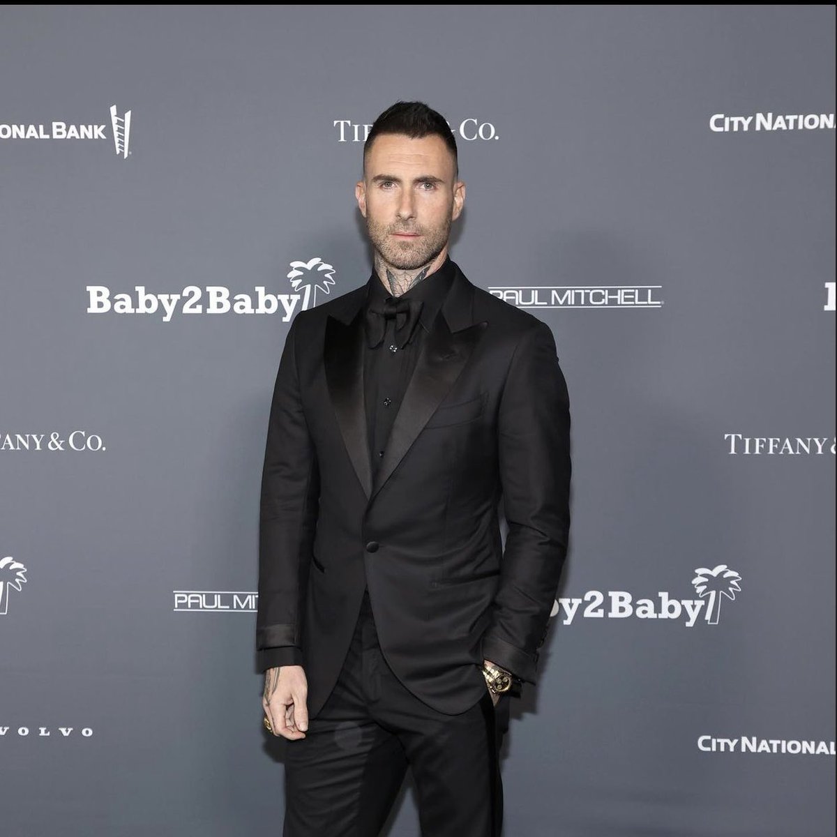 M5onCharts's tweet photo. .@adamlevine &amp; @BeePrinsloo at the @baby2baby ❤️ https://t.co/dtTHl2kk6F