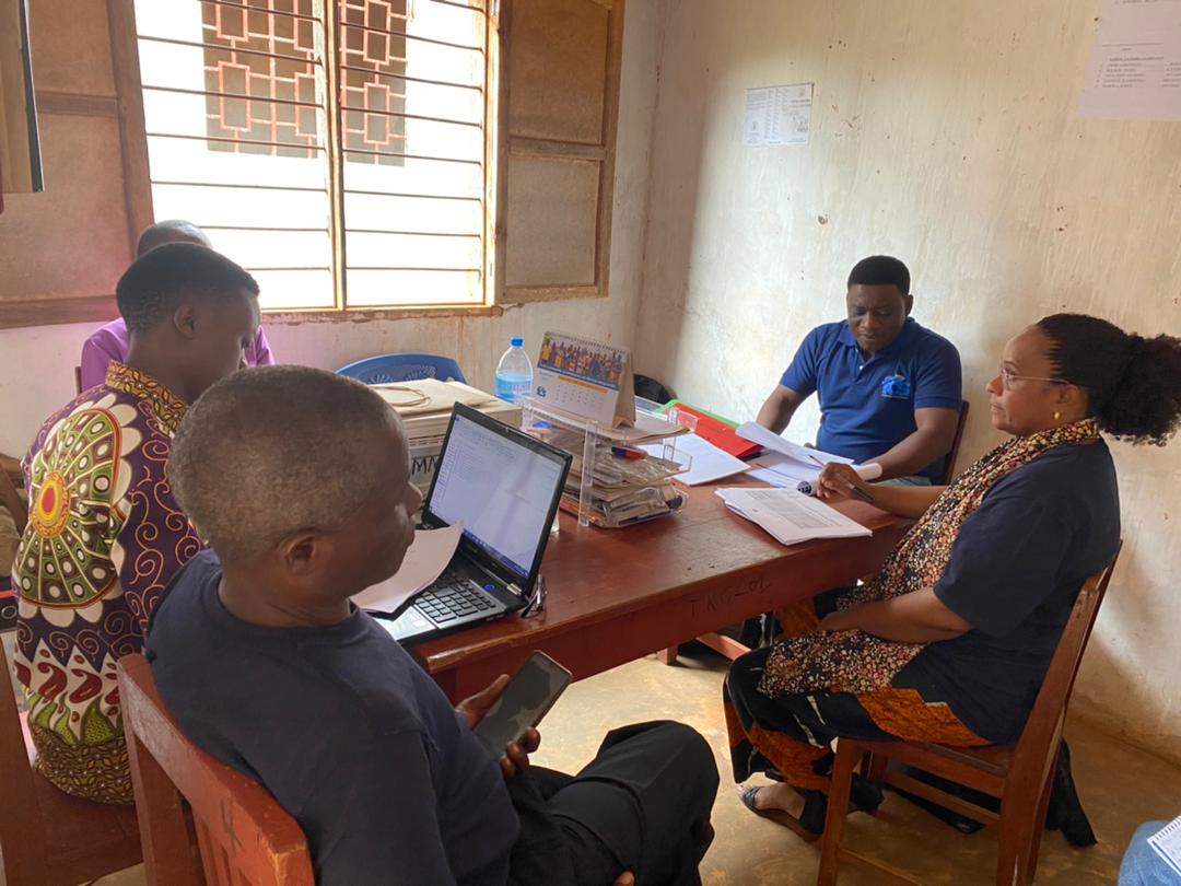 FCSTZ's tweet photo. Mratibu wa Mradi wa Shirika la Matumaini na Maendeleo Kanyigo Fredrick Mjwahuzi akimueleza Meneja wa Programu wa @FCSTZ @FrancisUhadi kuhusu mradi waliotekeleza wa ufuatiliaji wa uwajibikaji jamii katika sekta ya afya ktk kata 6. 
#ZiaraElekezi2021 https://t.co/lKj4pTXvXG