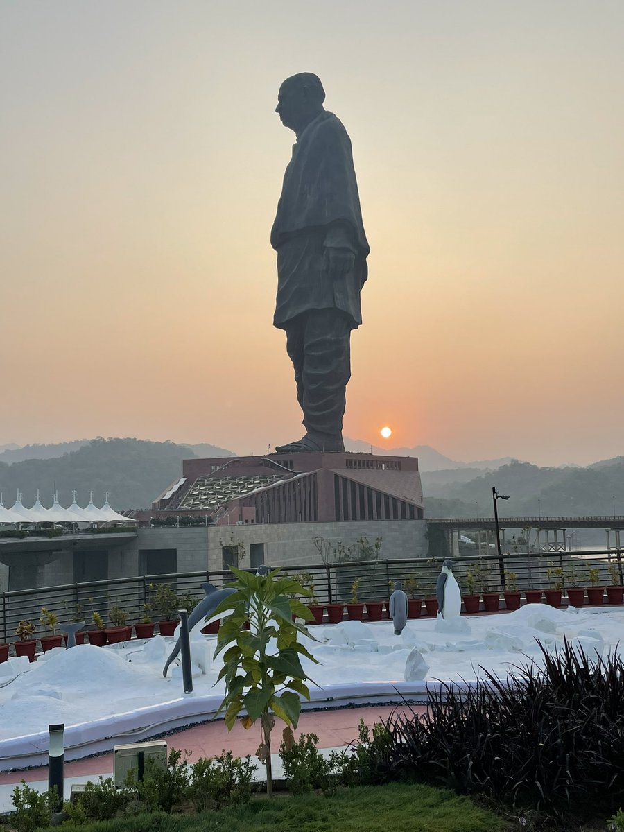 nildeoreIAS's tweet image. Visited Sardar Sarovar Dam and #StatueOfUnity 
Both structures are engineering marvel.
#megainfrastructure