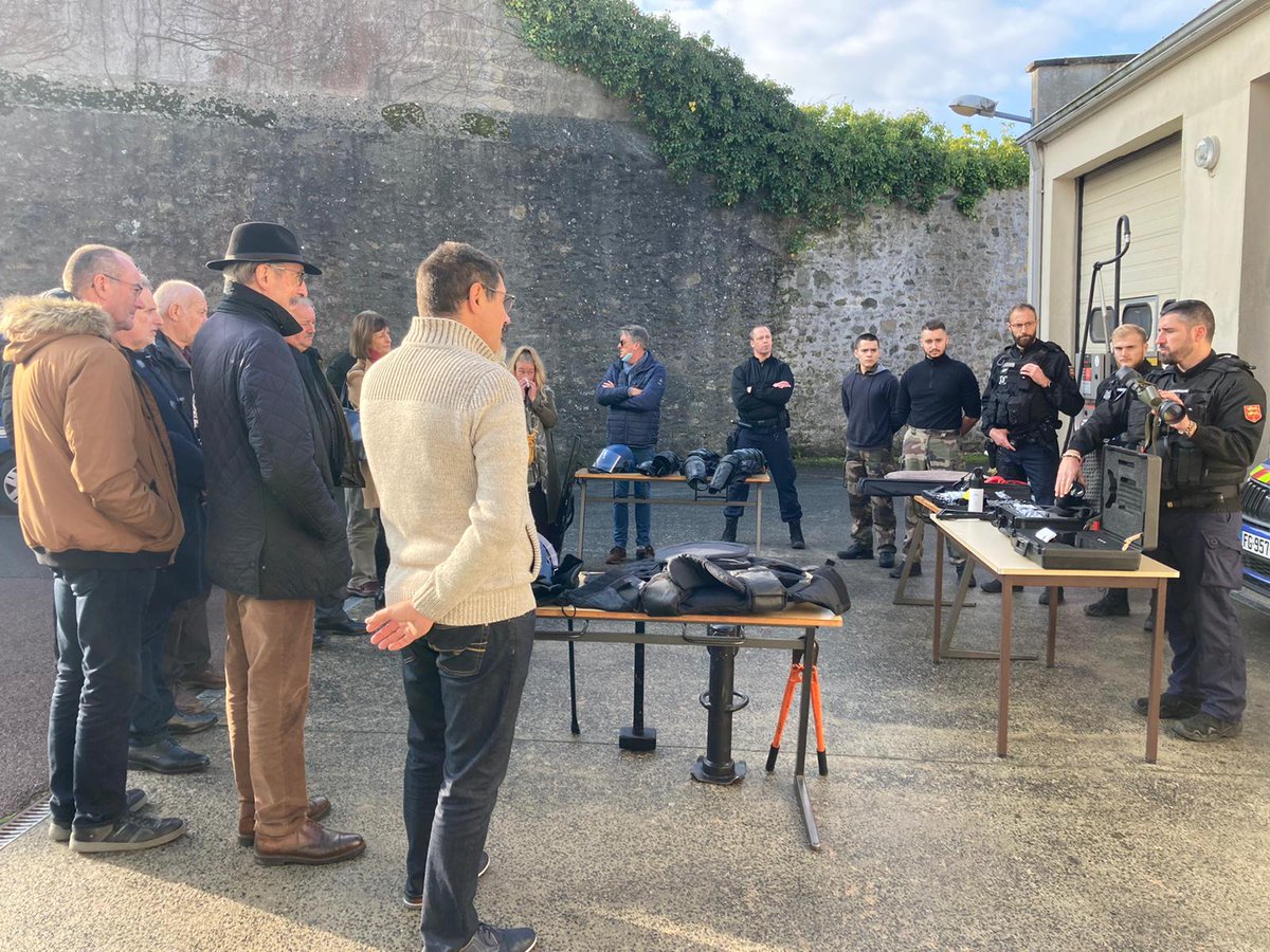 Gendarmerie_050's tweet photo. Les "Amis de la Gendarmerie" est une association indépendante de l'Institution. Ce lundi, un échange convivial était organisé à la caserne de Coutances au profit du comité local. Merci à Vincent pour cette belle initiative. Et merci aux Amis de la Gendarmerie pour leur soutien😉. https://t.co/FwBYmiz6kw