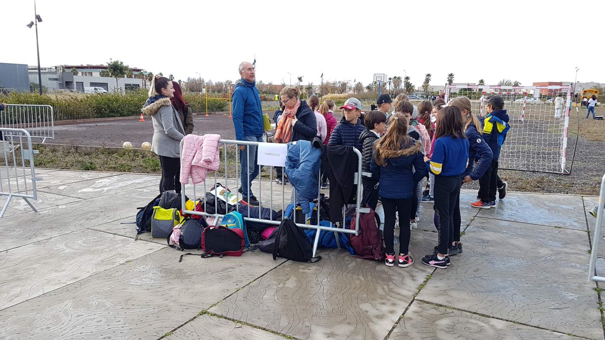 34Dsden's tweet photo. Journées autour de l'#olympisme à @villedesete #Herault  avec 1⃣classe de chacune des 14 communes de la collectivité @Sete_agglo_med labellisée Terre de Jeux. Ateliers sportifs et culturels proposés aux élèves, sur des activités traditionnelles+de sensibilisation au #handicap. https://t.co/nCN6rBqJIf