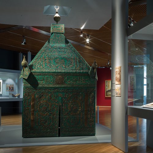KhaliliOnline's tweet photo. Today we are spotlighting this mahmal cover, which was a central feature in the 2019 @fcgulbenkian exhibition ‘The Rise of Islamic Art 1869-1939’ 
From 1656-7, this is the earliest of seven mahmals in the Khalili Collections and is from our #HajjCollection #khalilicollections https://t.co/NRiIG3RqIi