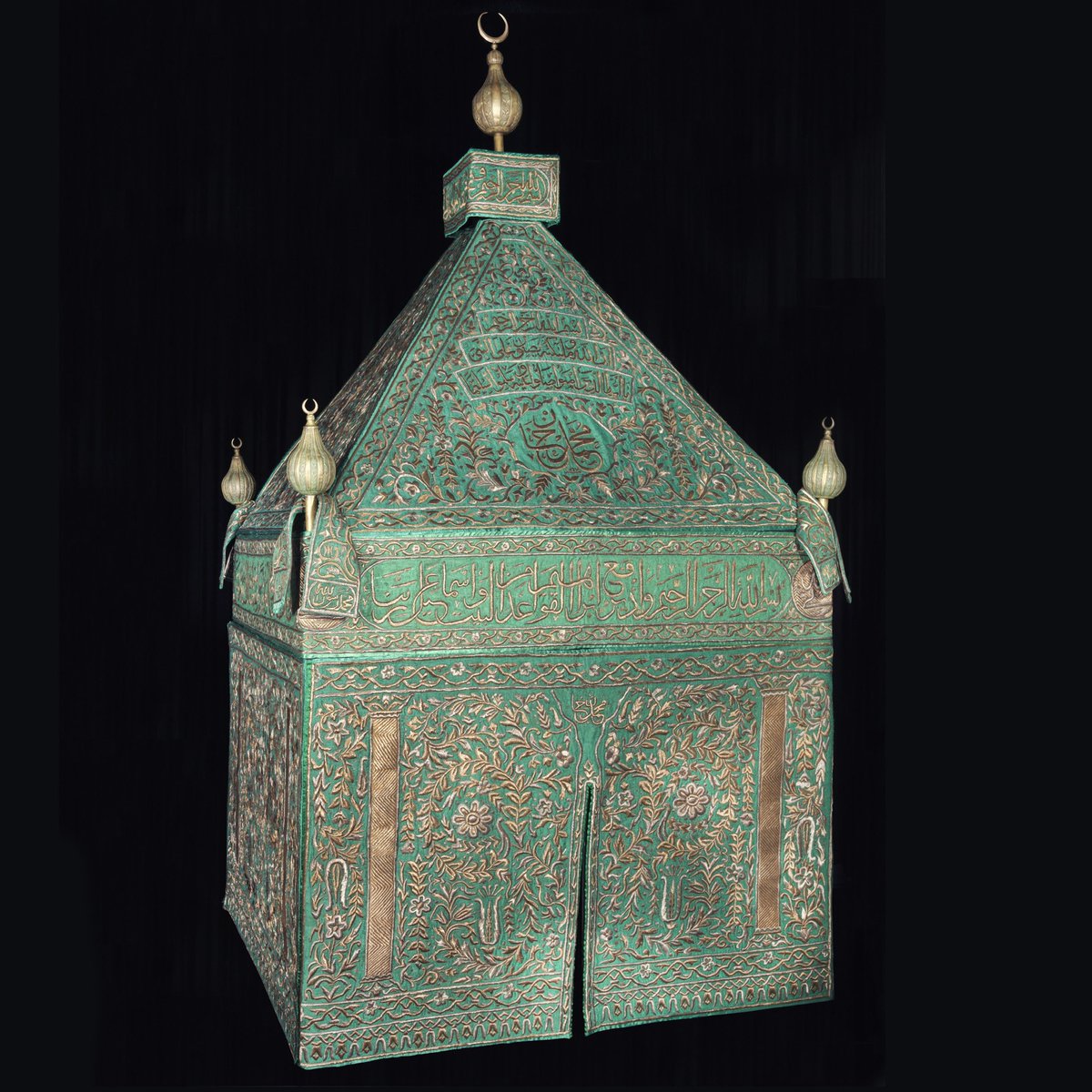 KhaliliOnline's tweet photo. Today we are spotlighting this mahmal cover, which was a central feature in the 2019 @fcgulbenkian exhibition ‘The Rise of Islamic Art 1869-1939’ 
From 1656-7, this is the earliest of seven mahmals in the Khalili Collections and is from our #HajjCollection #khalilicollections https://t.co/NRiIG3RqIi