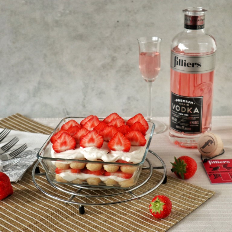 Deze aardbeien tiramisu met Filliers Wild Strawberry Vodka is helemaal niet zwaar en eet veel te makkelijk weg! 😆>> ongewoonlekker.com/aardbeien-tira…

#ongewoonlekker #demonnikdranken #dmdFlavourmakers #nix18 #filliers #vodka #wodka #wildstrawberry #aardbeien #tiramisu #aardbeientiramisu
