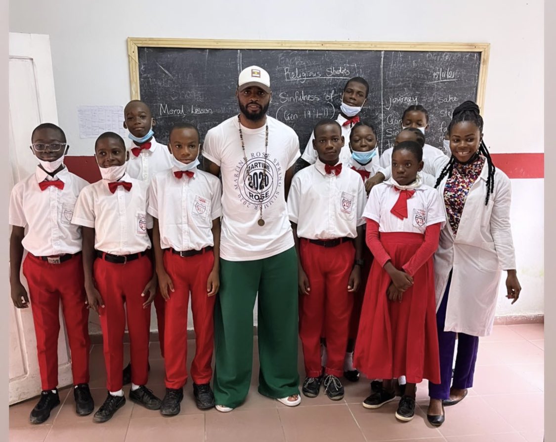 AllezLesLions's tweet photo. 📸 Alexandre Song a rendu visite aux élèves de son établissement, la Canadian International school and college.
L’international camerounais en a profité pour prodiguer quelques conseils aux élèves. 🦁🇨🇲

#systemetchakap https://t.co/RtMYT025RE