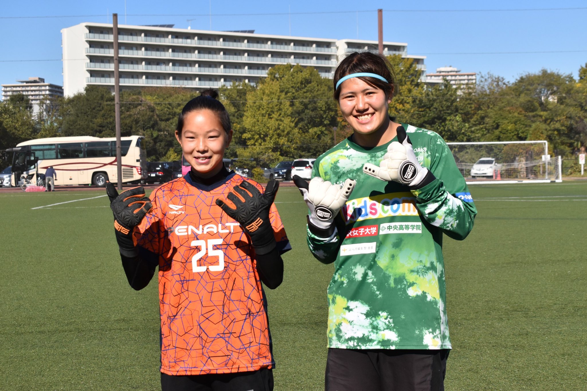 田中 桃子 Tanaka Momoko We Action Dayでの嬉しい出来事 参加してくれたキーパーの子が同じsjsのキーグロを使っていたんです 嬉しくて終わった後に私の方から写真撮っていい と聞いてしまいました お互い頑張ろうね Sjsgoalkeeping