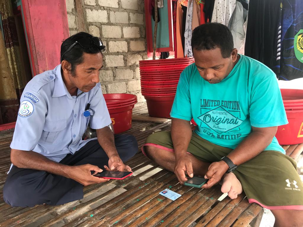 SLatu14's tweet photo. Senin (15/11/21)
Syaprudin Latuconsina
Luhkan Kab.Maluku Tengah
Mengajak Nelayan dan Poklasar Menggunakan Aplikasi SIPINTAR BP3 Ambon.
#GiatLuhkanSatminkalAmbon 
#LuhkanKabMalukuTengah
#luhlapor @brsdm_kp @puslatluhkp 
@kkpgoid https://t.co/rjVuuNK4on