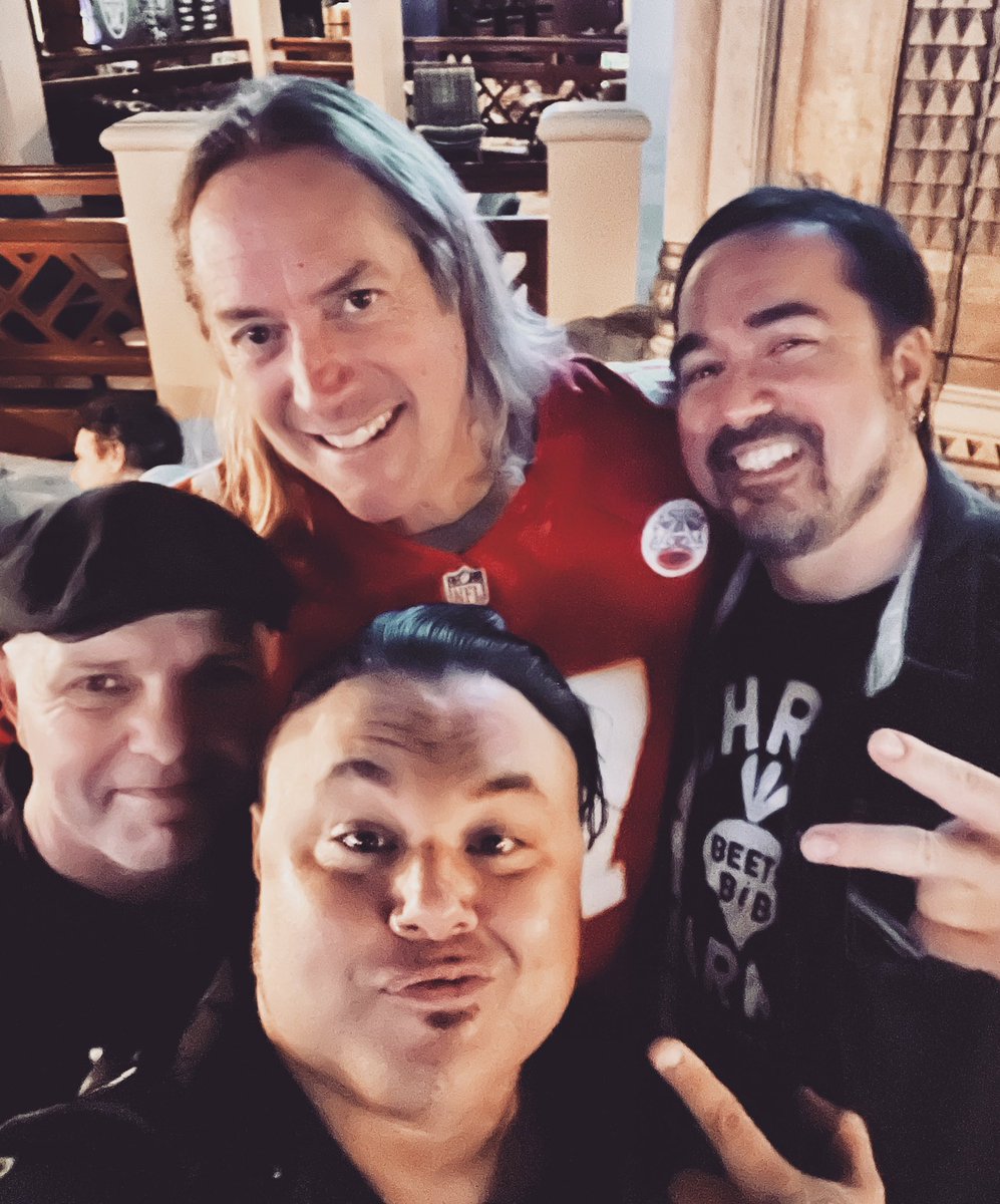 Random Guy: “Do you know who Danny Carey is?”
Me: “No.”
Random Guy: “Really?”
Me: “Of course I know who Danny Carey is. 😆”
Random Guy: “He’s here. Would it be okay if he comes up and plays drums?”
He didn’t ever come up to play drums, but he was nice to chat with.
#tool #drummer