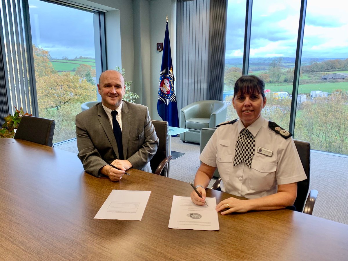 DPOPCC's tweet photo. NEWS | At the beginning of #LivingWageWeek this week, PCC @DafyddLlywelyn and Temporary Chief Constable @ClaireParmenter have confirmed that @DyfedPowys has been formally accredited as a living wage employer.
π°πhttps://t.co/q2lMhnZsHP https://t.co/VnNWnA85UV