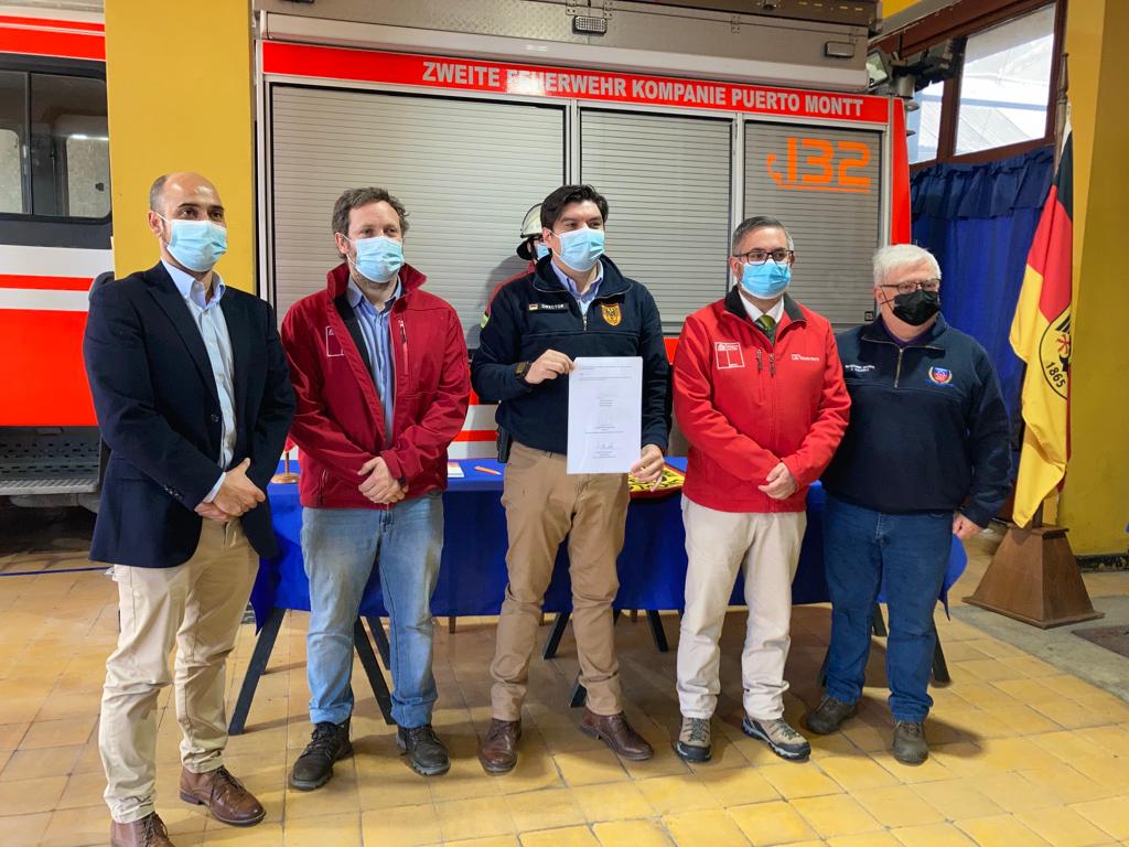 MmaLagos's tweet photo. ✔️Participamos de la firma del convenio hoy suscrito entre entre el Consejo del Salmon y 2da Compañía de Bomberos Germania #PuertoMontt 

Por medio de estos convenios colaborativos, damos paso al fortalecimiento de nuestra política regional de seguridad química.💪 https://t.co/dspmkl06PK