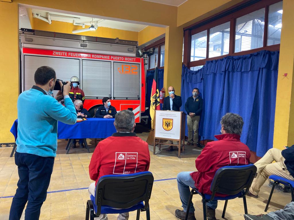 MmaLagos's tweet photo. ✔️Participamos de la firma del convenio hoy suscrito entre entre el Consejo del Salmon y 2da Compañía de Bomberos Germania #PuertoMontt 

Por medio de estos convenios colaborativos, damos paso al fortalecimiento de nuestra política regional de seguridad química.💪 https://t.co/dspmkl06PK