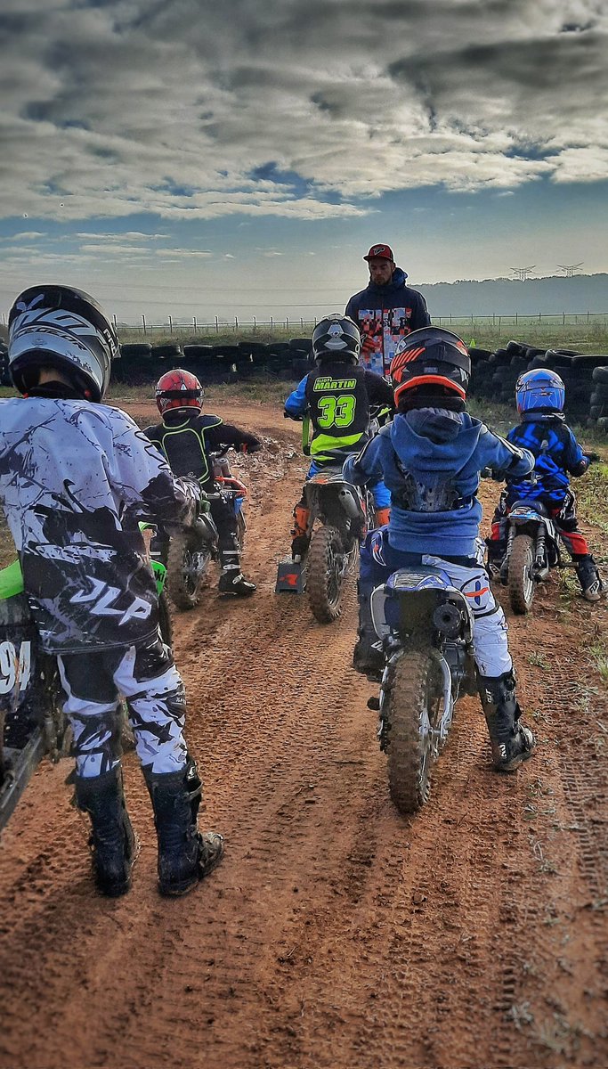 MoteursT's tweet photo. Qui pense déjà à son futur week-end ?
T'as prévu quelque chose ?
Je te donne un indice me concernant 😉
#moto #motocross #course https://t.co/ZC6m7pHNa6