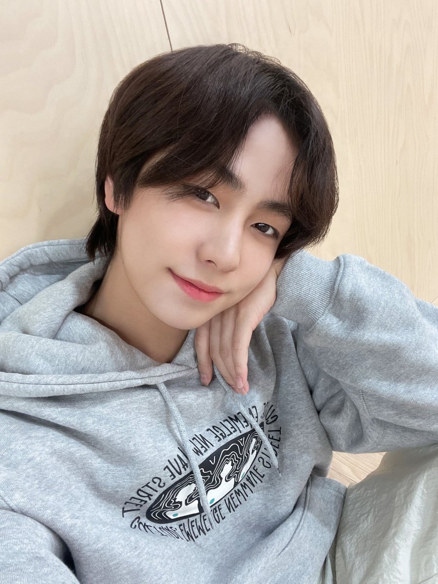 klovebu's tweet photo. LOOK AT MY BABY OMG I MISS HIM SMSNDJEBFSJFBSBE 😭😭😭😭😭 https://t.co/sM4xu8SFEq