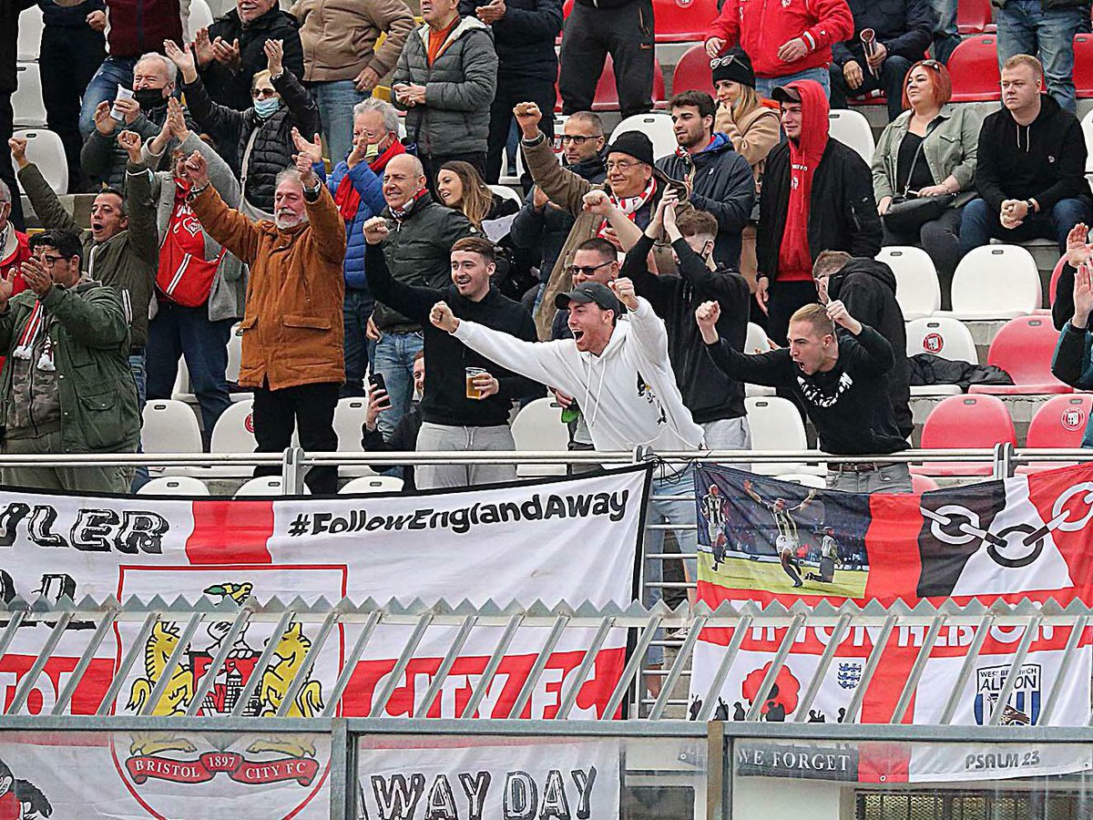calcioinglese's tweet photo. E visto che l'Inghilterra gioca stasera a San Marino, ieri i tifosi inglesi già arrivati in Italia, non sapendo cosa fare, si sono gustati Rimini - Aglianese, match di Serie D. 😅 https://t.co/1JntpoJtEE