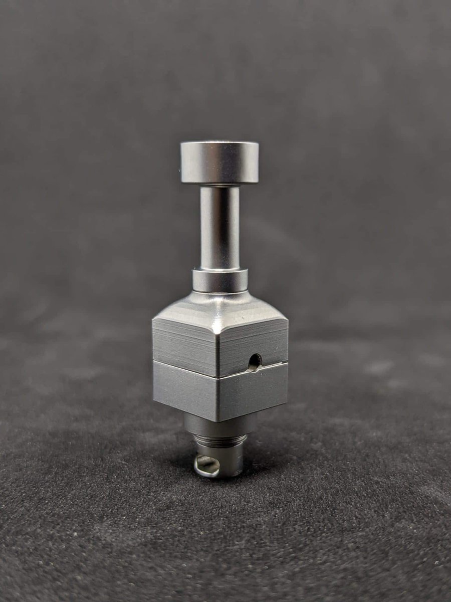 coredesign_jp's tweet photo. 大変ご無沙汰しております🙇‍♂️

プライベートでバタついておりVAPEが疎かになっておりました😓

一時期は内緒にしてたFacebookで人気のフルメカBoro boxの『VooDooll』

これ実はCOREのアレッサンドロが手がけております🕺

そして新しいプロジェクトも…

乞うご期待🤩 https://t.co/ReMxuR172x