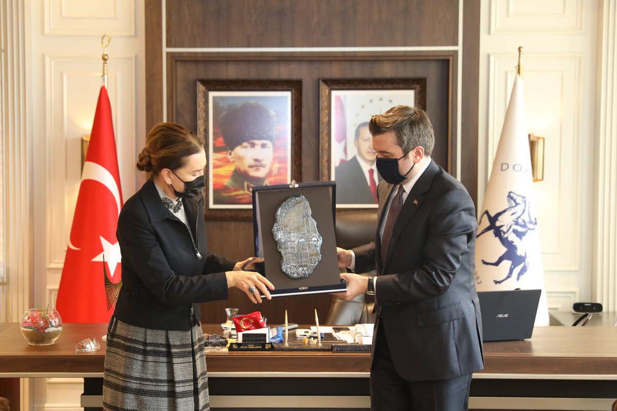 Rek. <a href="/hotar_nukhet/">Prof. Dr. Nükhet Hotar</a>, Türk Dış Politikasına Bakış sunumu öncesinde #universitemDEU'da ağırladığımız Dışişleri Bakan Yard. Sn.<a href="/yavuzselimkiran/">Yavuz Selim KIRAN</a> ile bir araya geldi;DEÜ'nün uluslararası faaliyetleri ile yurt dışı staj ve burs olanaklarının değerlendirildiği ziyaret için teşekkür etti.