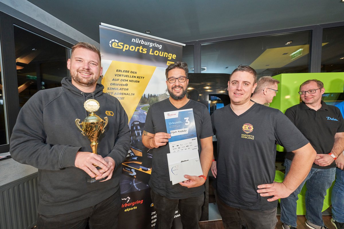 Region56Plus's tweet photo. Puh!😨Wir mussten erstmal ein paar Tage durchatmen. Was war das für ein enger Kampf um die Podiumsplätze beim R56+ #eRACING-CUP?🤯

Unsere Freunde von TV Mittelrhein haben das gesamte Rennevent in einem Beitrag zusammengefasst, den ihr hier findet: https://t.co/KCoAb0kdlE https://t.co/Xl0VFzDkrH