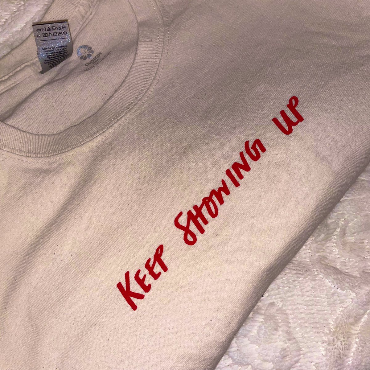 jennylynnfisch's tweet photo. I have this extra long sleeve Keep Showing Up shirt (size M).

Want to mail it out to someone this Monday morning.

RT and I’ll pick someone at random by Noon ET to get it. ❤️ https://t.co/4TxIvbB4II