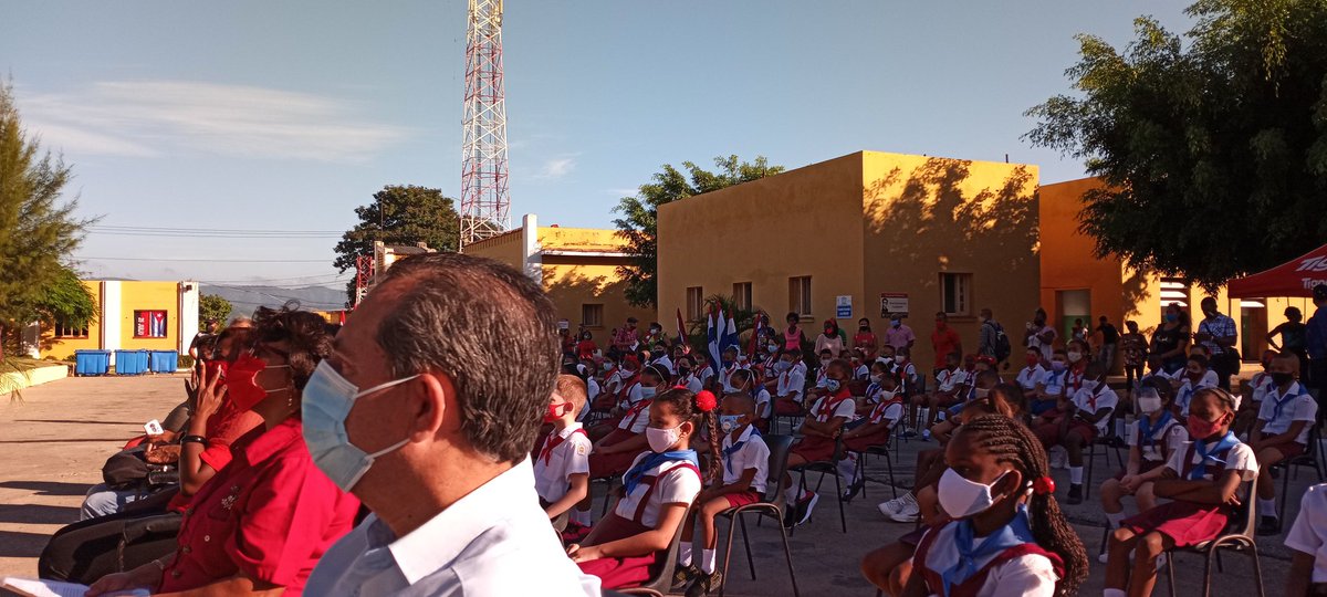 BeatrizJUrrutia's tweet photo. Felicidades Cuba, niños, adolescentes, jóvenes, un país #CubaViveYRenace. Fiesta del conocimiento,  reinicio de las actividades escolares. #45aniversariodelpoderpopular https://t.co/z8336WIAbI