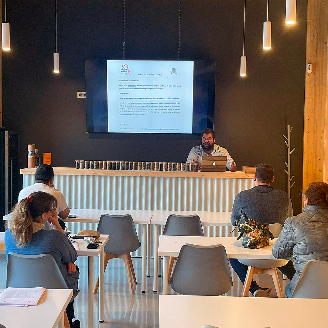 🍷 Super bien rodeados hemos estado esta mañana en el curso de Sumillería Nivel 2. Han estado aprendiendo con nosotros varios restaurantes y amigos de la Ruta del Vino Rioja Oriental, entre ellos Casa Javi y Jorge, jefe de sala de Chef Nino🔝 Seguimos!