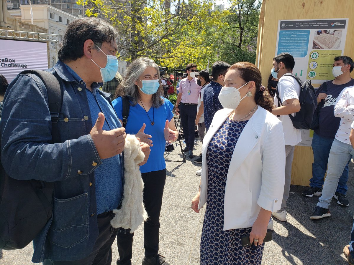 ximenaordenes's tweet photo. El viernes participé en el cierre del #IceBoxChallenge que puso a prueba dos casetas, una construida bajo nuestra norma de construcción y otra con la técnica alemana "Passivhaus". https://t.co/8qwrULLJJL