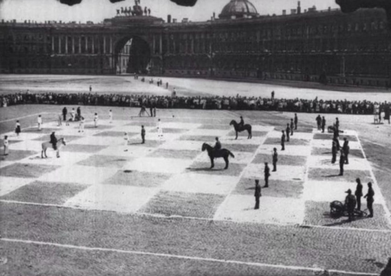 Ajedrez humano (1924).🔝♟️

Plaza del Palacio de San Petersburgo📌 (Rusia🇷🇺), con el Ejército Rojo representando las negras y la Marina Soviética las blancas.

La partida se jugó en realidad entre dos grandes maestros rusos que anunciaban sus jugadas por teléfono📞.

<a href="/FIDE_chess/">International Chess Federation</a>