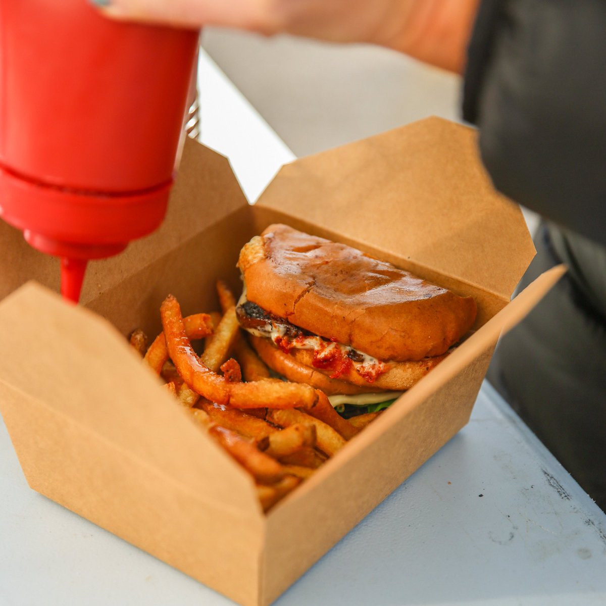 CaseysKitchens's tweet photo. Still drooling over this! 🤤 To celebrate winning the London Consumer Choice Award for Best Kitchen Designer—for the 10th year in a row 👏—our #CaseysCrew enjoyed an epic lunch from Field To Truck! #ForLivingForLife #LdnOnt https://t.co/PFENT61qb5