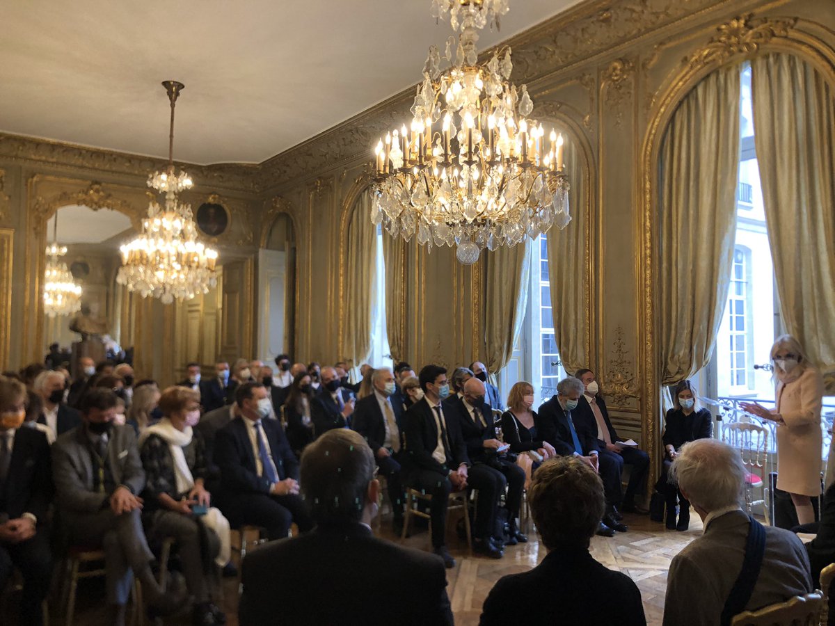 ItalyinFrance's tweet photo. L’Ambasciatrice Castaldo consegna al dott.Francesco Matozza l’onorificenza #OMRI nel grado di Cavaliere. Profonda riconoscenza per l’assistenza prestata a tutti i connazionali durante la pandemia https://t.co/UCbJ7pKAxj