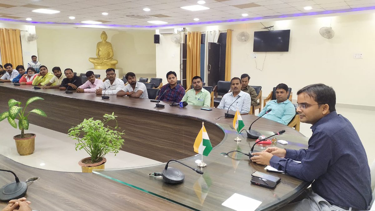 DmMaharajganj's tweet photo. आज मीडिया के साथ वार्ता की गयी।
वार्ता के दौरान मीडिया की ओर से उठायी गयी समस्याओं पर उचित कार्यवाही का आश्वासन दिया गया।
जनपद के विकास हेतु व्याप्त संभावनाओं पर भी चर्चा की गयी।
मतदाता जागरूकता अभियान को सफल बनाने हेतु मीडिया से सहयोग की अपील की गयी। @CMOfficeUP  @InfoDeptUP https://t.co/QtFuv3Lq2Q