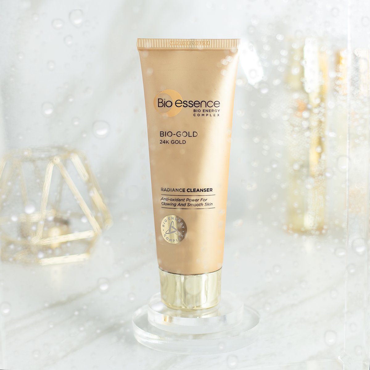 BioessenceID's tweet photo. Ladies, Bio Gold Radiance Cleanser ini lembut bgt, lho! Gunakan 2x sehari, pagi & malam sebelum tidur. Keluarkan secukupnya di telapak tangan, busakan, pijat lembut pd wajah dgn gerakan memutar, lalu bilas dgn air. Kamu biasanya pakai facial wash, sehari brp kali? #biO2glow https://t.co/d9jFLzFhIP