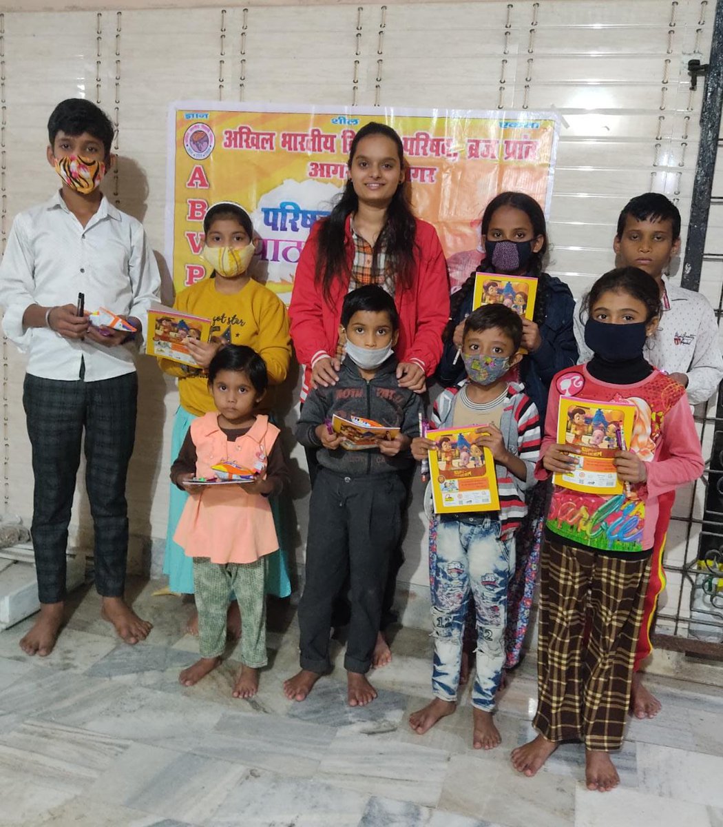 AsthaSharma3018's tweet photo. अखिल भारतीय विद्यार्थी परिषद आगरा महानगर द्वारा चलाई जा रही परिषद की पाठशाला में बाल दिवस के उपलक्ष्य में बच्चों को पेन,नॉटबुक इत्यादि देकर बच्चों के साथ बाल दिवस मनाया ।
#AbvpBraj
#AbvpAgraMhanagar
#AbvpSfs https://t.co/BPNwEveZsD