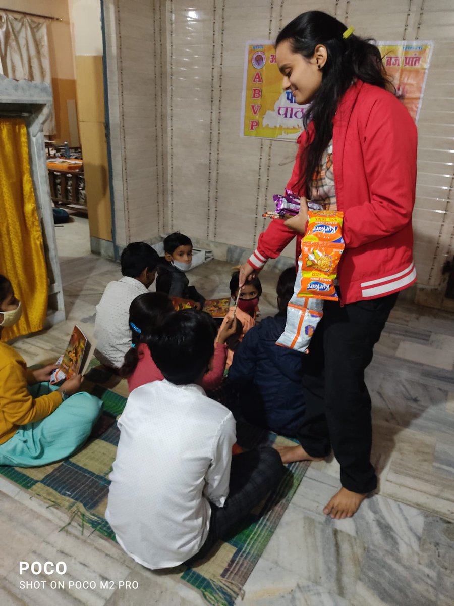 AsthaSharma3018's tweet photo. अखिल भारतीय विद्यार्थी परिषद आगरा महानगर द्वारा चलाई जा रही परिषद की पाठशाला में बाल दिवस के उपलक्ष्य में बच्चों को पेन,नॉटबुक इत्यादि देकर बच्चों के साथ बाल दिवस मनाया ।
#AbvpBraj
#AbvpAgraMhanagar
#AbvpSfs https://t.co/BPNwEveZsD
