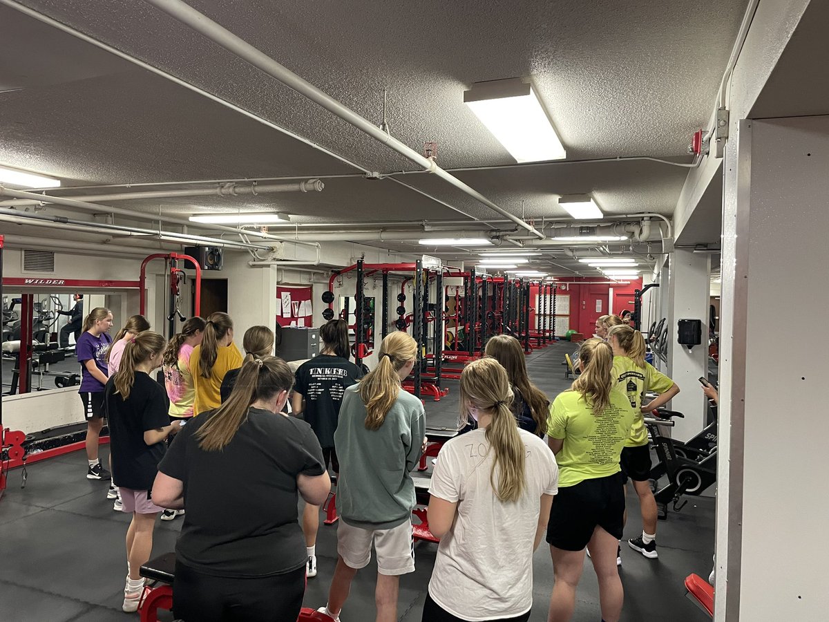 MindyChevsBPHS's tweet photo. GBB starting strong this morning! 💪 #commitment #dedication #communication #we/me https://t.co/BCgVCsjcNK