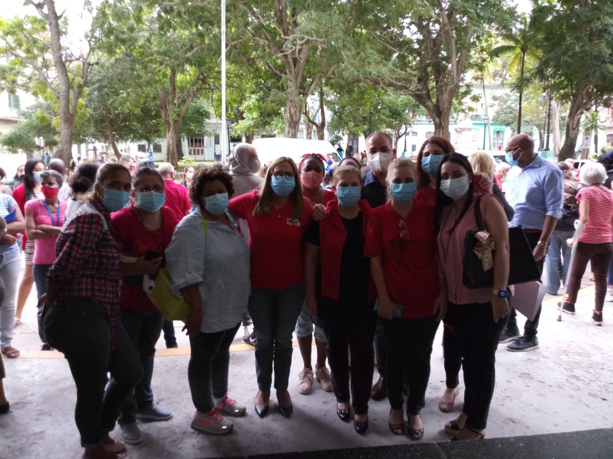 Los trabajadores de @finanzasprecios listos para celebrar matutino en saludo al comienzo d la nueva normalidad, el reencuentro d nuestros niños y niñas con la escuela, la apertura d fronteras y la jornada por el día del Economista. No hay dudas #CubaViveyRenace @finanzasprecios