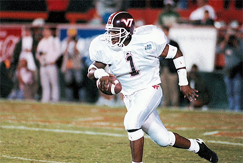 Hokie20's tweet photo. Today in 1996: 100yd pick-6 by @KeionCarpenter seals it for No.21 @HokiesFB over No.18 Miami 21-7 at the Orange Bowl #HokieHistory #Hokies #RIPKeion https://t.co/tscEavZVNQ