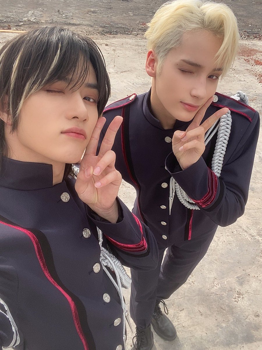 GUYS….I’M TRYING NOT TO SCREAM IN CLASS