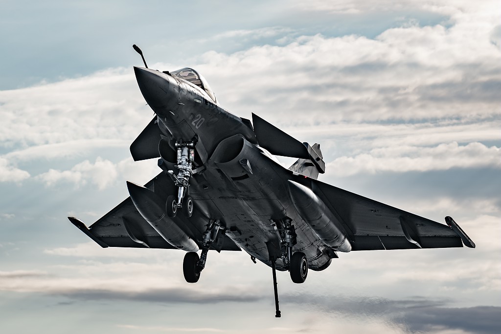 MarineNationale's tweet photo. BZ aux nouveaux pilotes qualifiés ! Du 7/11 au 11/11 s’est déroulée à bord du Charles de Gaulle l’Ecole de l’aviation embarquée, destinée à qualifier les pilotes de Rafale Marine de la flottille 12F et les pilotes d’Hawkeye de la 4F #NotreDéfense

👉 https://t.co/wgvEcpkvpx https://t.co/ZPccRJM2MG