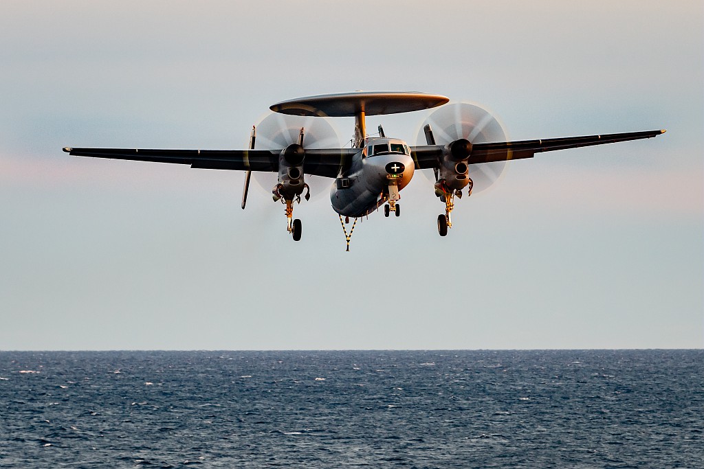 MarineNationale's tweet photo. BZ aux nouveaux pilotes qualifiés ! Du 7/11 au 11/11 s’est déroulée à bord du Charles de Gaulle l’Ecole de l’aviation embarquée, destinée à qualifier les pilotes de Rafale Marine de la flottille 12F et les pilotes d’Hawkeye de la 4F #NotreDéfense

👉 https://t.co/wgvEcpkvpx https://t.co/ZPccRJM2MG