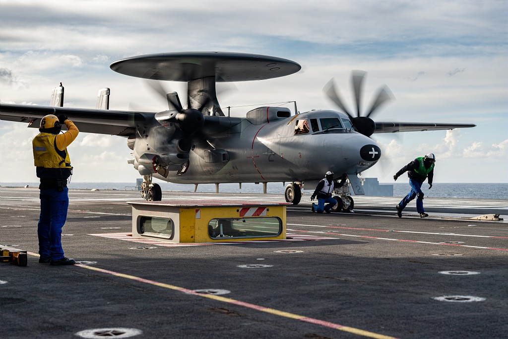 MarineNationale's tweet photo. BZ aux nouveaux pilotes qualifiés ! Du 7/11 au 11/11 s’est déroulée à bord du Charles de Gaulle l’Ecole de l’aviation embarquée, destinée à qualifier les pilotes de Rafale Marine de la flottille 12F et les pilotes d’Hawkeye de la 4F #NotreDéfense

👉 https://t.co/wgvEcpkvpx https://t.co/ZPccRJM2MG
