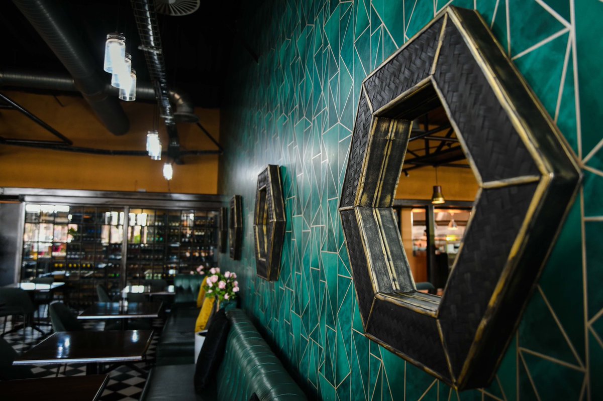 FRIDAYS_restaurant tweet media