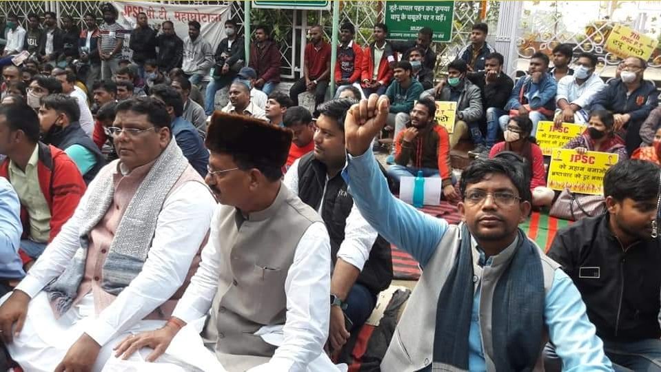 rajsimantVikas's tweet photo. आज 15 नवम्बर भगवान बिरसा मुण्डा जयंती व राज्य स्थापना दिवस पर पुरे झारखंड में खुशियाँ  मनाई जा रही हैं वहीं 7th-10th JPSC परीक्षा के सफल व असफल सभी अभ्यर्थियो ने PT रिजल्ट रद्द करने की मांग को लेकर मोरहाबादी मैदान से छात्र उलगुलान की आगाज किया।

वहीं कल JPSC कार्यालय की घेराबंदी। https://t.co/T5TaRNa2Z1