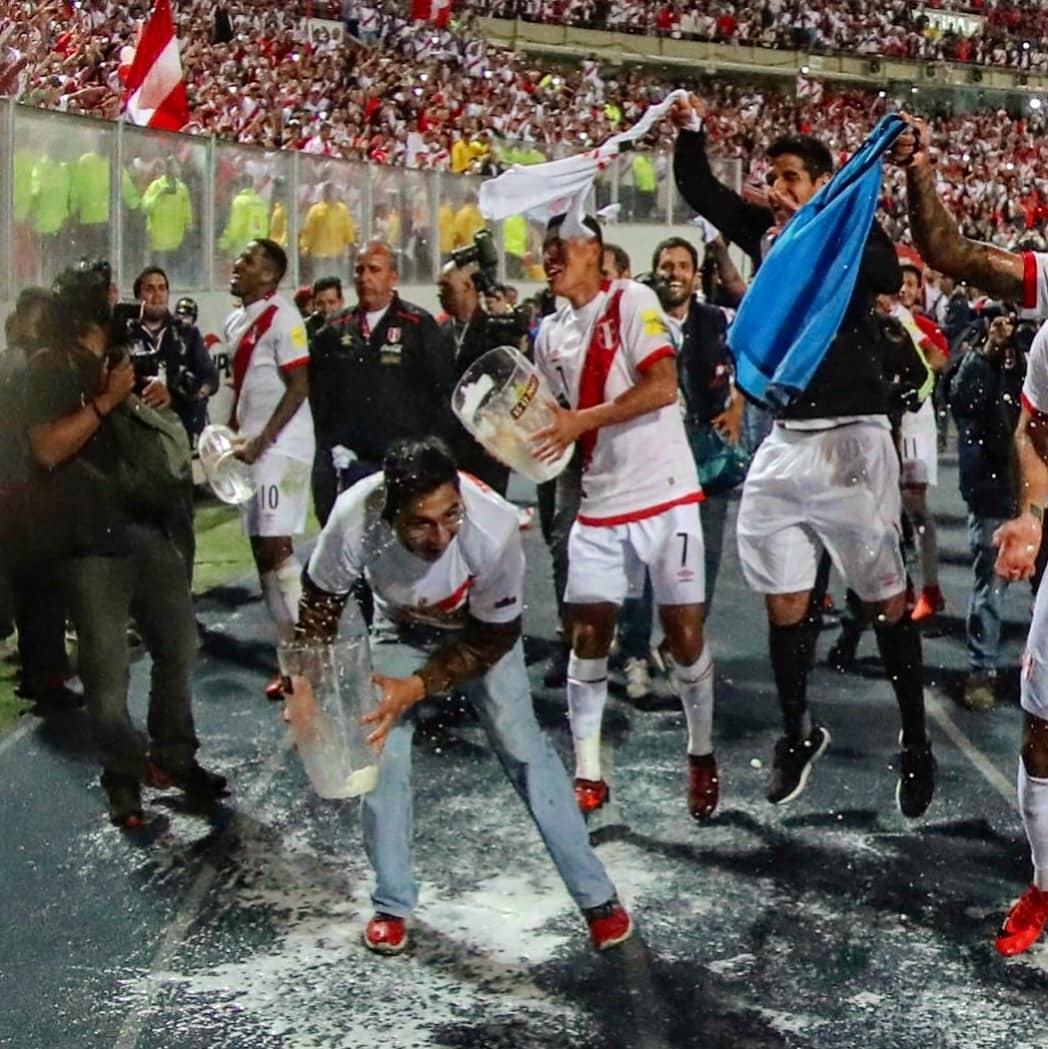 GOLPERUoficial's tweet image. ¡EL DÍA QUE NUNCA OLVIDAREMOS! Se cumplen 4⃣ años del inolvidable momento en el estadio 🏟 Nacional. @SeleccionPeru 🇵🇪 triunfó 2-0 ante Nueva Zelanda 🇳🇿 y clasificó a Rusia 2018 🏆🇷🇺, haciendo llorar 😭 a todos de emoción y cortando una larga espera de 36 años. #AlientaDesdeCasa