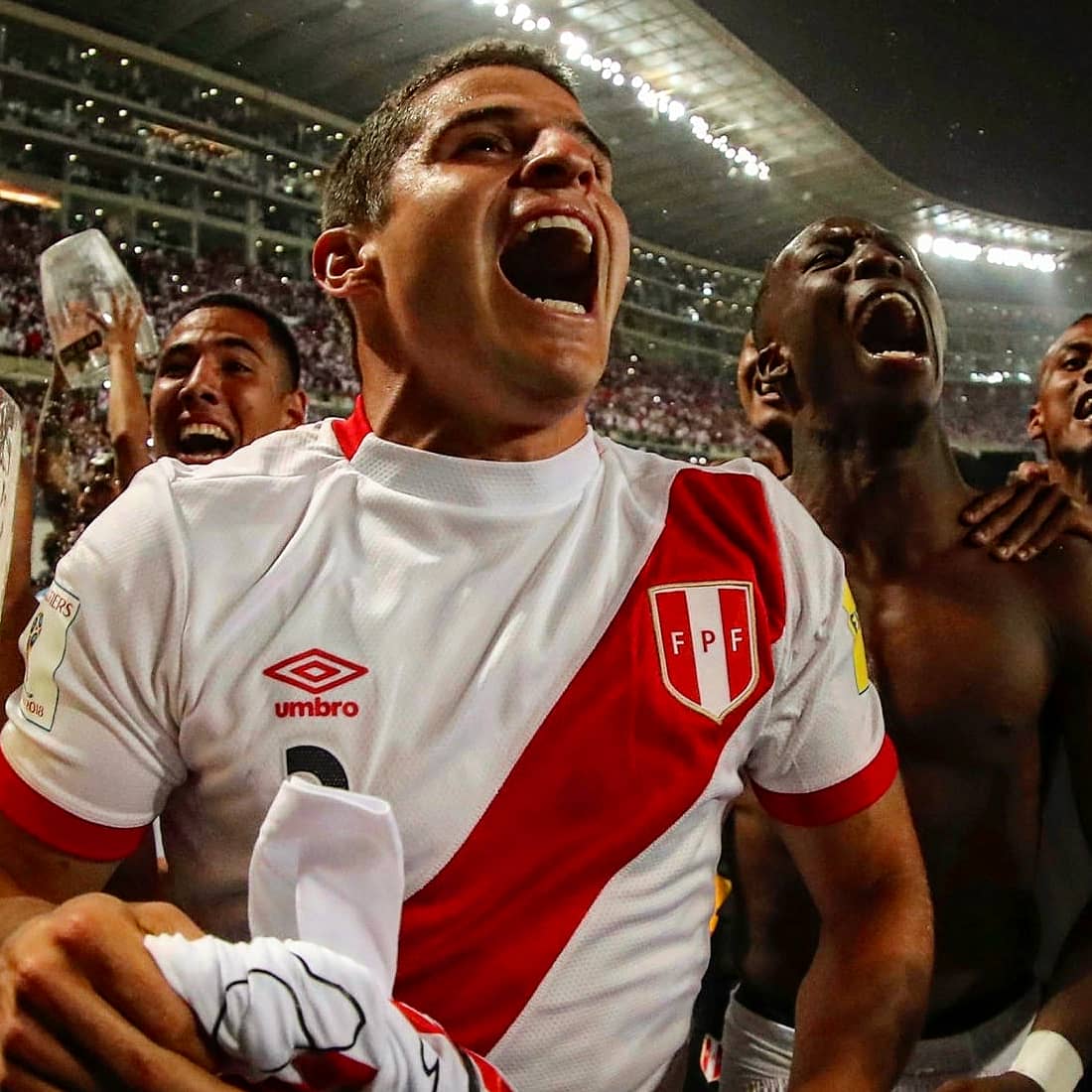 GOLPERUoficial's tweet image. ¡EL DÍA QUE NUNCA OLVIDAREMOS! Se cumplen 4⃣ años del inolvidable momento en el estadio 🏟 Nacional. @SeleccionPeru 🇵🇪 triunfó 2-0 ante Nueva Zelanda 🇳🇿 y clasificó a Rusia 2018 🏆🇷🇺, haciendo llorar 😭 a todos de emoción y cortando una larga espera de 36 años. #AlientaDesdeCasa