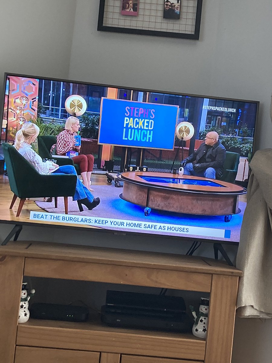 billy_sharpe's tweet photo. Not sure if #stephspackedlunch has just educated thief’s the best way to break in rather than prevent a burglary 🤦‍♂️ https://t.co/oMujPMEW7h
