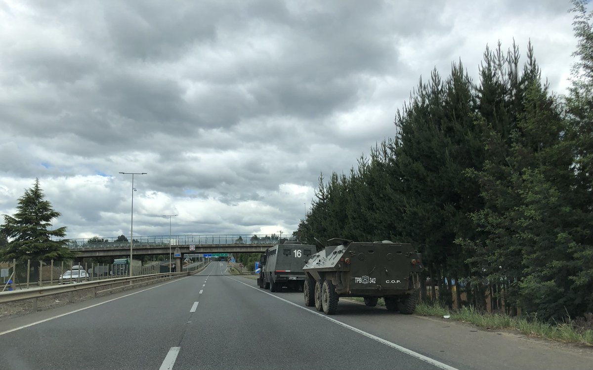 CHMapuche's tweet photo. Así está la militarización del #Wallmapu. Lxs Mapuche y la figura narco-terrorista es una racionalización de un estado chileno colonial que puede (con toda impunidad) y está listo para asesinar a nuestra gente.
Lugar: Entrada a Quechereguas, Ercilla.
#Militarización #Forestales https://t.co/71olYpmG72