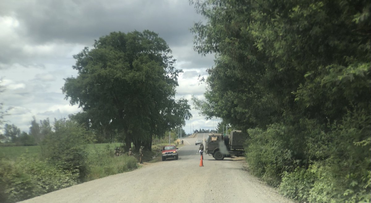 CHMapuche's tweet photo. Así está la militarización del #Wallmapu. Lxs Mapuche y la figura narco-terrorista es una racionalización de un estado chileno colonial que puede (con toda impunidad) y está listo para asesinar a nuestra gente.
Lugar: Entrada a Quechereguas, Ercilla.
#Militarización #Forestales https://t.co/71olYpmG72