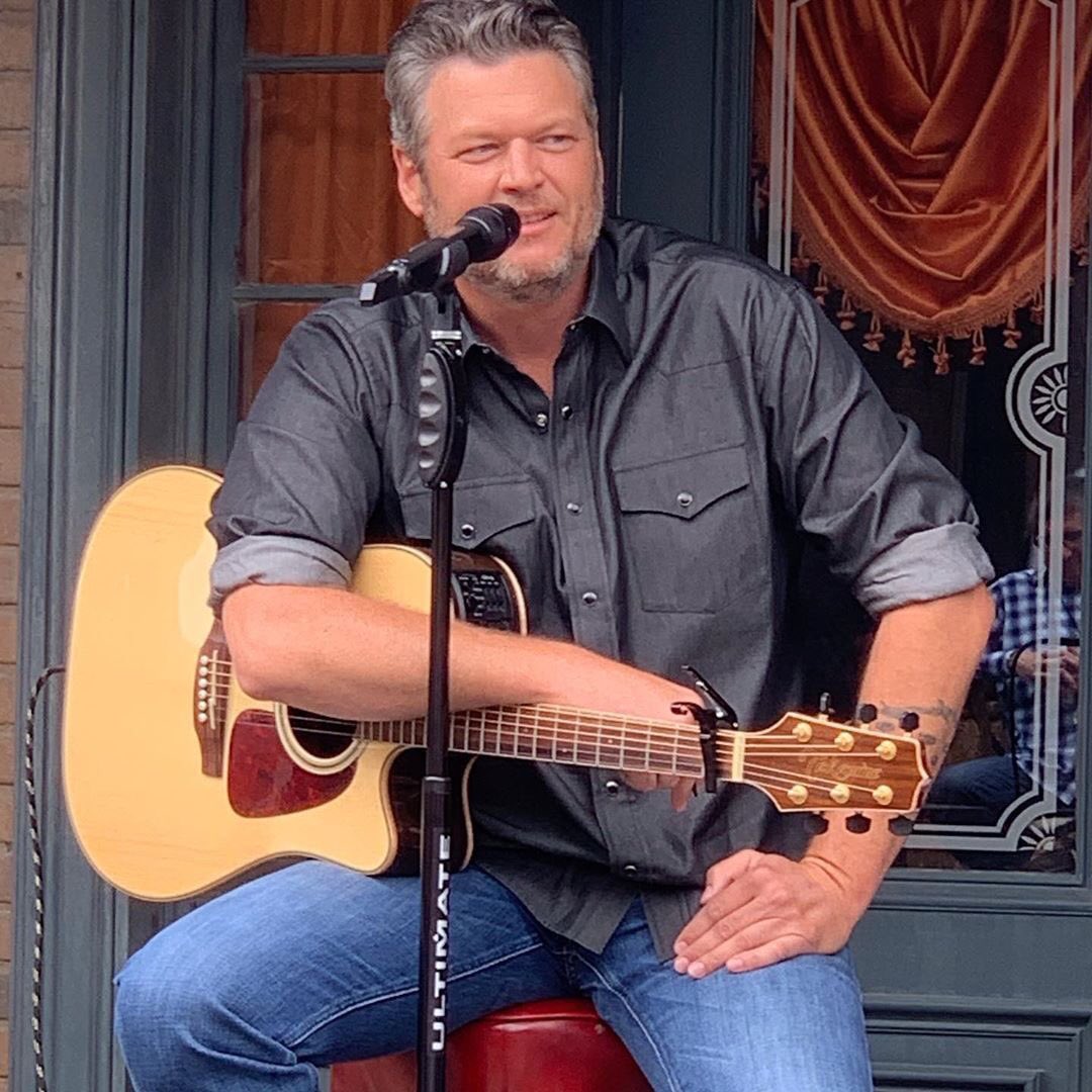 Please retweet to vote for #BlakeShelton to win #TheCountryArtist of 2021 award at the #PCAs 🌟🤠❤️