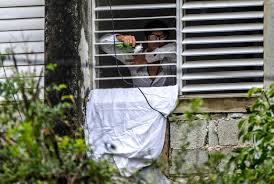jacque_141's tweet photo. Éranse un hombre con una flor🌼 y una dictadura con mucho miedo... #15NCuba #VivaCubaLibre #NoMásRepresión #CultivoUnaRosaBlanca https://t.co/sqnAEon6hk