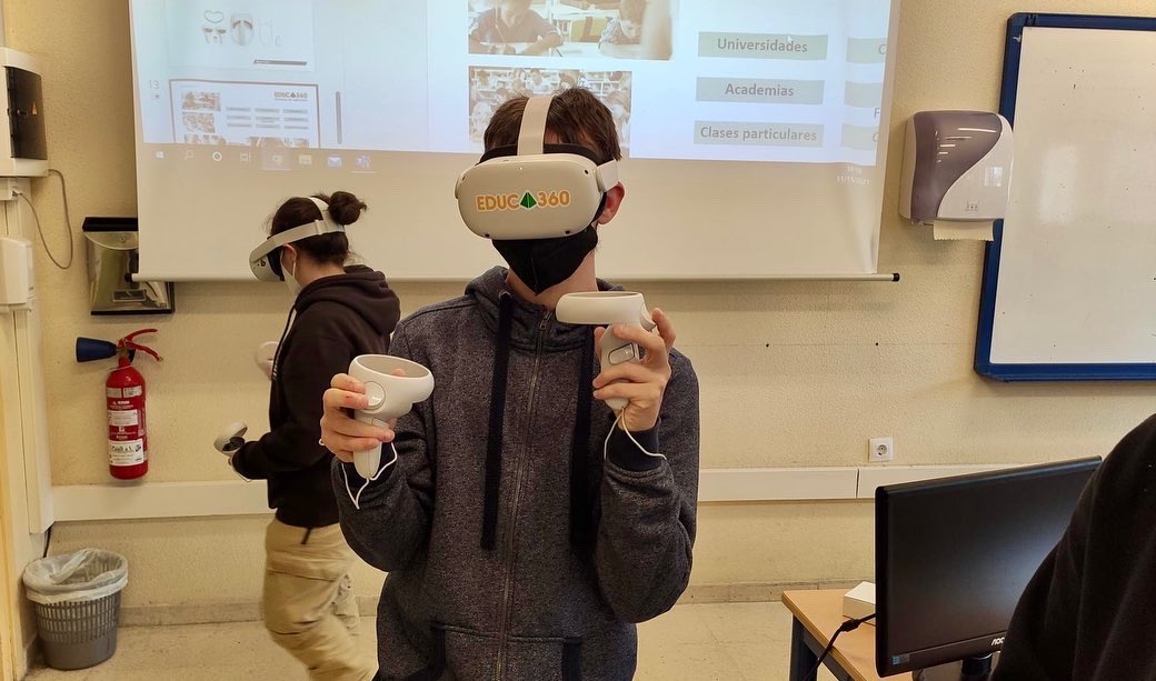 Techmakers_Stem's tweet photo. Ya se han puesto en marcha, como os comentamos en publicaciones anteriores,¡LOS TALLERES DE #ReactivaFP 😱! Mirad el éxito que ha tenido la propuesta en el alumnado del @IESFernandoAgui 🙌
@EducaAnd @educa360_EdTech #rv #fp #realidadvirtual #educacion #innovacion #Tecnologia #tic https://t.co/82E2SF577D