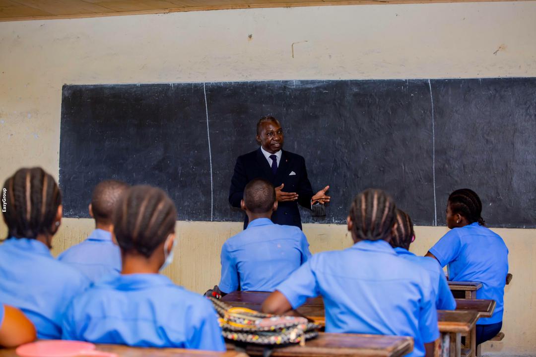 blaiseetoa's tweet photo. Je suis allé à la rencontre des élèves du Lycée de Logpom à Douala pour échanger sur les opportunités futures d'insertion dans les métiers de la finance. Nous, aînés, avons le devoir de tenir la main de nos jeunes sur le chemin de leur avenir.
#OrientationReussie
#TousBatisseurs https://t.co/9J8isBzQWb